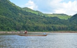 A man fishes in the Mekong River near Houaygno village in northern Laos, where the government plans to build the Luang Prabang hydropower dam. (Zsombor Peter/VOA)