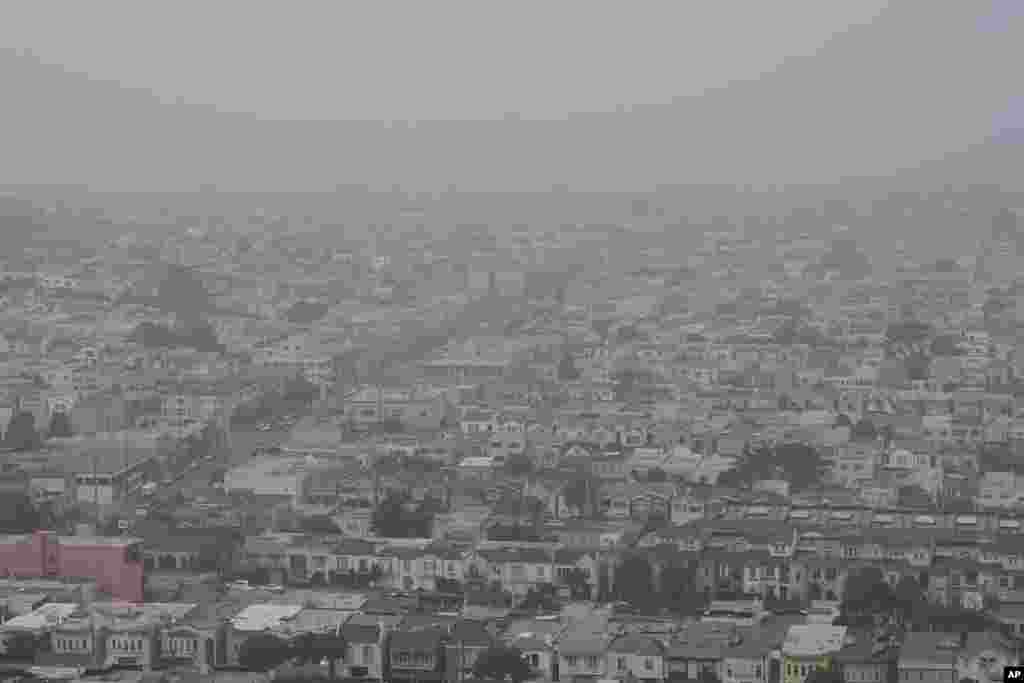 ផ្សែងដែលបណ្តាលមកពីភ្លើងឆេះព្រៃនិងអាប់ពេលព្រឹក គ្របដណ្តប់ទីក្រុង San Francisco រដ្ឋ California កាលពីថ្ងៃទី ១៤ ខែកញ្ញា ឆ្នាំ២០២០។