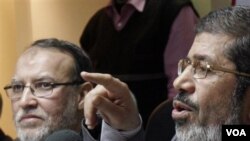 Para pemimpin Ikhwanul Muslimin, Essam el-Erian (kiri) dan Mohamed Morsi memberikan konferensi pers di Kairo (9/2).