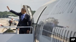 Presiden Barack Obama melambaikan tangan di atas pesawat Air Force One sebelum meninggalkan Pangkalan Udara Andrews, 20 Mei 2015, menuju New London, Conn.