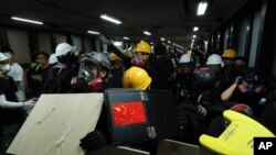 Des protestataires sont descendus lundi matin à l'heure de pointe dans plusieurs stations clés du réseau hongkongais pour bloquer les portes des métros et empêcher les trains de partir.