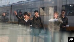 Beberapa anak pengungsi Afghanistan di stasiun, Perancis, siap berangkat menuju Inggris (foto: dok).