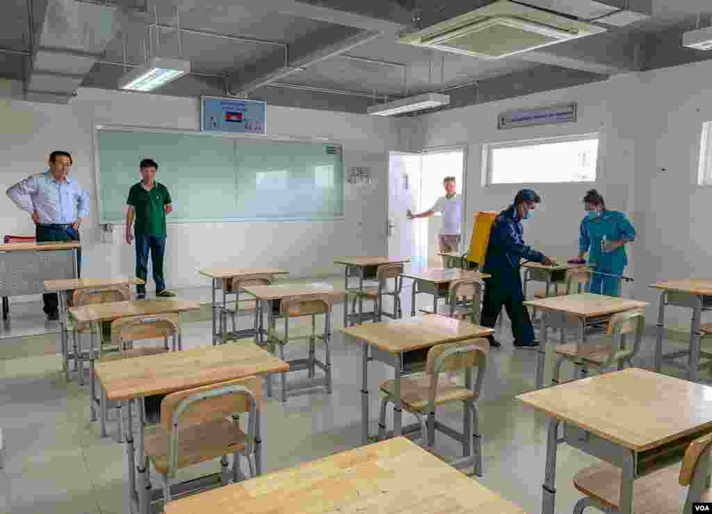 សកម្មភាព​សម្អាត​របស់​សាលារៀនវេស្ទើនអន្តរជាតិ នៅ​តាមទីធ្លា​សាលា នៅ​សាលាវេស្ទើនអន្តរជាតិ ទីក្រុងភ្នំពេញ ថ្ងៃទី​៨ ខែកក្កដា ឆ្នាំ​២០២០។ (ធីតា វីន/វីអូអេ)