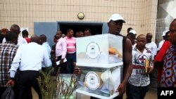Un homme porte une urne à Malabo le 23 avril 2016, la veille d'élection présidentielle en Guinée Équatoriale.