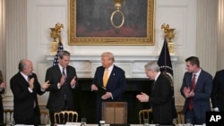 Слева направо: министр торговли Говард Латник, министр финансов Скотт Бессент, президент Дональд Трамп, "крипто-царь" Дэвид Сакс и член президентского совета по цифровым активам Бо Хайнс на крипто-саммите в Белом доме. 7 марта 2025 года. (Pool via AP)