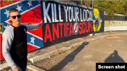 Robert Rundo pokazuje grafit u Beogradu. Foto: Screenshot iz videa na aplikaciji Telegram