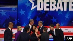 Pretendenti na zvanje predsedničkog kandidata Demokratske stranke, tokom debate u Majamiju, 26. juna 2019.