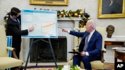 Presiden Joe Biden (kanan) turt serta dalam briefing mengenai kerusakan yang timbul akibat tornado di beberapa wilayah AS pada minggu lalu. Briefing tersebut dilakukan di Gedung Putih, Washington, pada 13 Desember 2021. (Foto: AP/Evan Vucci)