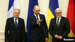 Firaministan Ukraine Arseny Yatseniuk (Tsakiya), Ministan Harkokin Wajen JamusFrank-Walter Steinmeier (Dama) Da Takwaransa Na Faransa Jean-Marc Ayrault a Taron Kiev.