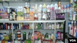 Berbagai produk kosmetik ilegal semakin marak dijual di pasar-pasar lokal di berbagai daerah di Indonesia (foto: dok - VOA/Iris Gera).