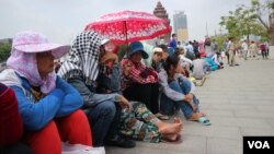 ក្រុមកម្មករ​កម្មការិនី​រាប់រយ​នាក់ ​មក​ពី​រោងចក្រ W&D Cambodia Co., LTD បាន​ប្រមូល​ផ្ដុំ​គ្នា​តវ៉ា​​មុខ​គេហដ្ឋាន​របស់​លោក​នាយក​រដ្ឋ​មន្ត្រី ហ៊ុន សែន ទាមទារ​ឲ្យ​​រោងចក្រ​ទទួល​យក​កម្មករ​ជាង​១ពាន់​នាក់​ចូល​ធ្វើការ​វិញ នៅ​ថ្ងៃទី​១៨ ខែមីនា ឆ្នាំ​២០១៩។ (កាន់ ​វិច្ឆិកា/VOA)