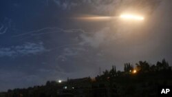 21일 시리아 수도 다마스쿠스 상공에 미사일이 날아가는 모습을 시리아 국영 사나(SANA) 통신이 공개했다. 