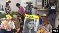 ពលរដ្ឋ​រស់នៅ​តំបន់​បឹងកក់​មួយ​ចំនួន​ចូលរួម​ដាក់​ញត្តិ​សុំដោះលែង​អ្នកស្រី ទេព វន្នី ដែល​កំពុង​ជាប់​ឃុំ នៅ​រាជធានី​ភ្នំពេញ កាលពី​ថ្ងៃទី១១ ខែឧសភា ឆ្នាំ២០១៧។ (ពិន ស៊ីសុវណ្ណ/VOA)