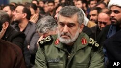 امیر علی حاجی‌زاده، فرمانده نیروی هوا-فضای سپاه در مراسمی پس از سرنگون شدن هواپیمای اوکراینی - تصویر از دفتر رهبر جمهوری اسلامی - ۹ ژانویه ۲۰۲۰