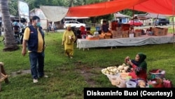 Aktivitas warga yang menerapkan protokol kesehatan dengan memakai masker di pasar tradisional desa Busak, Kecamatan Karamat, Kabupaten Buol. Sulawesi Tengah, Senin, 6 Juli 2020. (Foto: Diskominfo Buol)