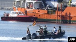 Des migrants se tiennent sur le pont de l'Aquarius dans le port de Valence, le 17 juin 2018.