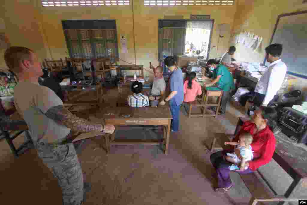 ប្រជាពលរដ្ឋជាង២០០០នាក់ មកព្យាបាលជំងឺព្យាបាលដោយពេទ្យស្ម័គ្រចិត្តនៃបេសកកម្ម Pacific Angel របស់ទាហានទ័ពអាកាសអាមេរិកសហការជាមួយទ័ពកម្ពុជានៅស្រុកកំពង់ត្រាច ខេត្តកំពត កាលពីថ្ងៃពុធ ទី១៥ ខែមិថុនា ឆ្នាំ២០១៦។