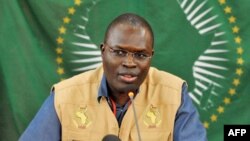 Le maire de Dakar, Khalifa Sall, conférence de presse à Niamey, au Niger, le 13 mars 2011.