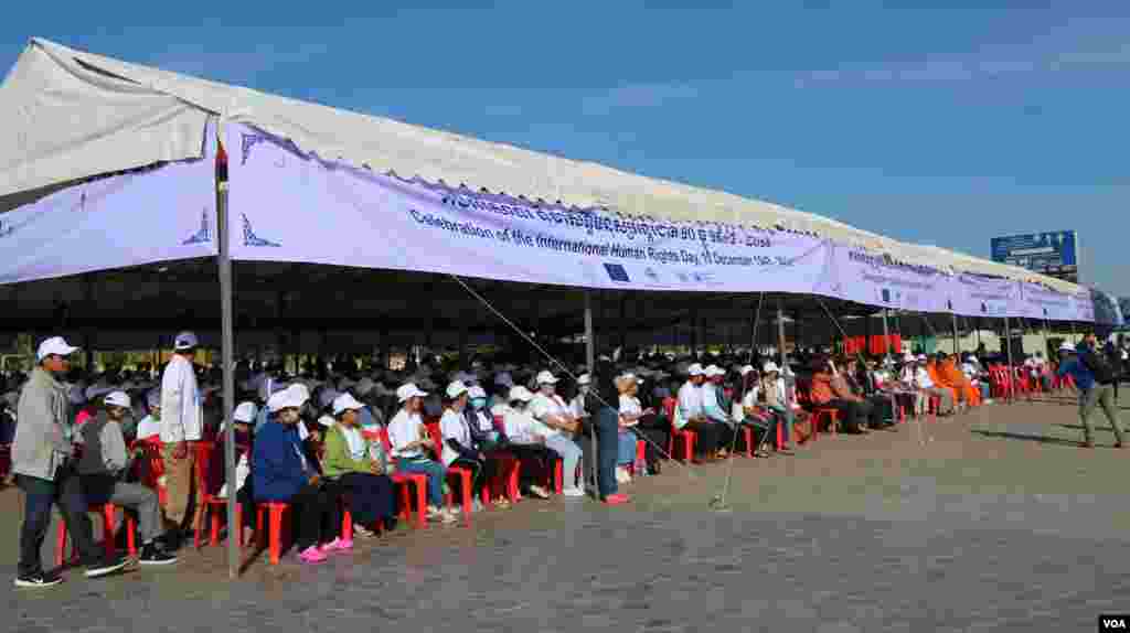 អ្នក​ចូលរួម​ដែល​ជា​ពលរដ្ឋ កម្មករ និង​តំណាង​អង្គការ​សង្គម​ស៊ីវិល​ ចូលរួម​ប្រារព្ធ​ទិវា​សិទ្ធិ​មនុស្ស​អន្តរជាតិ​លើកទី​៧១ នៅ​សួន​ប្រជាធិបតេយ្យ នា​ថ្ងៃ​ទី​១០ ខែ​ធ្នូ ឆ្នាំ​២០១៩។ (កាន់ វិច្ឆិកា/VOA)