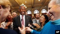 Republican presidential candidate and retired neurosurgeon Ben Carson meets with voters during campaign stop at the University of New Hampshire, Durham, Sept. 30, 2015.