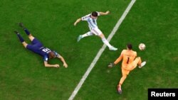 دومین گول تیم ارجنتاین که توسط الوارز پس از عبور از سه مدافع کروشیایی، به ثمر رسید.