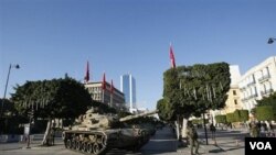 Sebuah tank dan sejumlah tentara melakukan patroli di pusat ibukota Tunis, 16 Januari 2011.