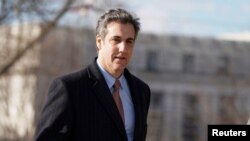 트럼프 대통령의 전 개인 변호사인 마이클 코언이 지난 6일 하원정보위원회 청문회에서 증언하기 위해 의회에 도착했다. 