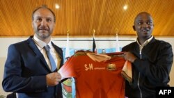 Sébastien Migné avec le président de la fédération kényane, Nick Mwenda, Nairobi, le 3 mai 2018