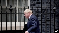 Le Premier ministre britannique Boris Johnson quitte le 10 Downing Street pour faire une déclaration sur l'Afghanistan au Parlement, à Londres, le lundi 6 septembre 2021. 