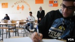 Anak-anak pengungsi Palestina mengikuti pelajaran di sekolah yang dikelola PBB (UNRWA) di Lebanon (foto: dok). 