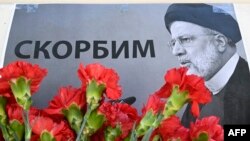 មនុស្សបូជាផ្កា​ឧទ្ទិស​ដល់​ប្រធានាធិបតី​អ៊ីរ៉ង់លោក​ Ebrahim Raisi និងរដ្ឋមន្ត្រីការបរទេស​អ៊ីរ៉ង់លោក ​Hossein Amir-Abdollahian នៅ​ស្ថានទូត​អ៊ីរ៉ង់​ក្នុងទីក្រុង​មូស្គូ ប្រទេស​រុស្ស៊ី នាថ្ងៃទី២០ ខែឧសភា ឆ្នាំ២០២៤។ 