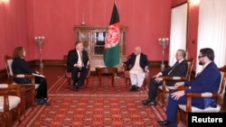 Presiden Afghanistan Ashraf Ghani bertemu dengan Menteri Luar Negeri AS Mike Pompeo di Kabul, Afghanistan 23 Maret 2020. (Foto: Istana Kepresidenan Afghanistan via Reuters)