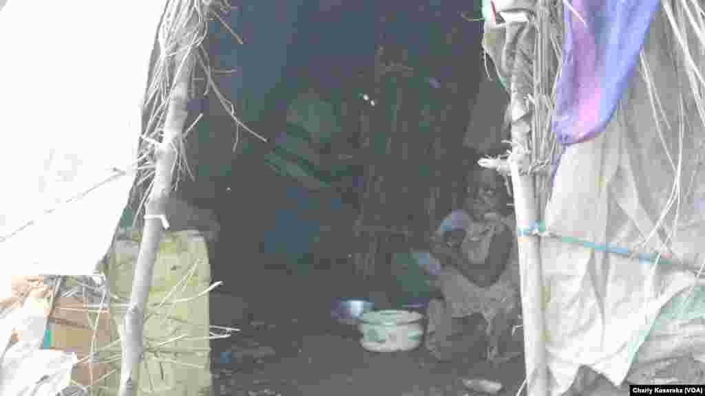 Une famille de déplacés internes qui a fui les massacres répétés perpétrés par des rebelles musulmans ougandais de l&#39;Alliance des forces démocratiques ADF, vit dans une tente au site à OICHA à plus de 400 kilomètres au Nord de Goma, Beni, 28 octobre&nbsp; 2015 (Charly Kasereka/VOA).