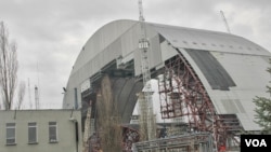 A new sarcophagus (show under construction in 2014), the world's largest movable object, is to be placed over the Chernobyl plant in 2017, March 20, 2014. (S. Herman/VOA)