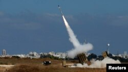An Iron Dome launcher fires an interceptor rocket in the southern Israeli city of Ashdod, Irael, July 9, 2014. 