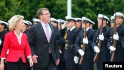 AQSh va Germaniya mudofaa vazirlari Eshton Karter (o'ngda) va Ursual fon der Leyen Berlinda, 22-iyun, 2015-yil
