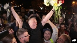 A former opposition presidential candidate Mikola Statkevich (C) meets with supporters at a bus station following his release from a prison, Minsk, Belarus, Aug. 22, 2015.