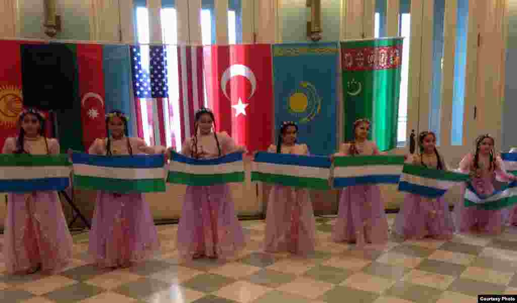 O&#39;zbek qizlarining &quot;Bahor&quot; raqsi