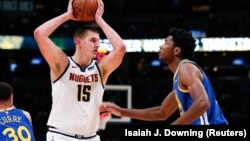 Nikola Jokić (Denver) u duelu sa Demijanom Džonsom (Golden Stejt) (Foto: Reuters/Isaiah J. Downing-USA TODAY Sports)