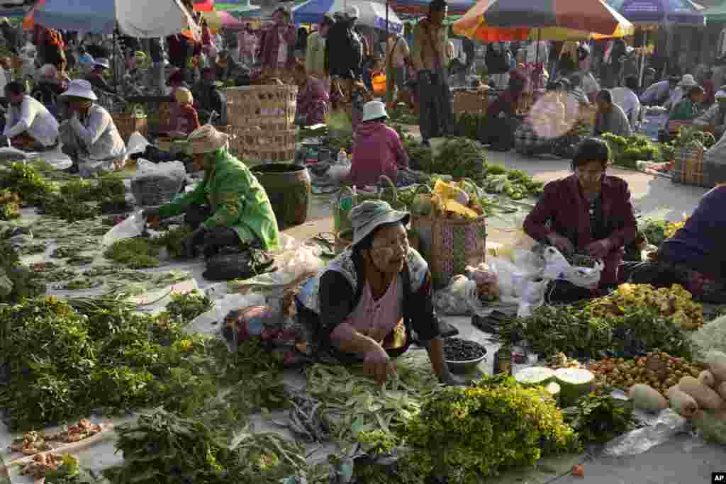 بازار محلی در میانمار