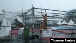 17일 사이클론이 상륙한 인도 뭄바이에서 폭우가 내리고 있다.