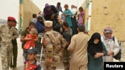 ទាហាន​អ៊ីរ៉ាក់​កំពុង​ជួយ​ជន​ស៊ីវិល​ដែល​រត់​គេច​ខ្លួន​ពី​ក្រុង​ Fallujah ដោយ​សារ​អំពើ​ហិង្សា​ជាមួយ​ក្រុម​រដ្ឋ​ឥស្លាម នៅ​ជាយ​ក្រុង​ Fallujah កាល​ពី​ថ្ងៃទី​១៨ ខែ​មិថុនា ឆ្នាំ២០១៦។