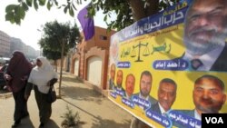 Poster kampanye partai Ikhwanul Muslimin di Kairo. Ikhwanul Muslimin unggul dalam pemilu Mesir dengan hampir 37 persen suara.