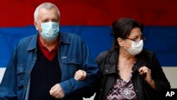 Na bolničkom lečenju je 2.959 pacijenata, od kojih su 143 na respiratorima. Od početka epidemije od korona virusa je obolelo 70.424, a zvanično je registrovano ukupno 936 preminulih. (Foto: AP Photo/Darko Vojinovic)