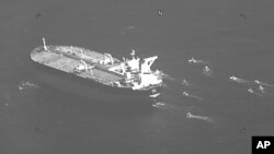 이슬람혁명수비대 해군(IRGCN) 함정들이 3일 호르무즈해협을 통과하는 파나마 선적 유조선 '니오비(Niovi)'호(왼쪽)에 접근하고 있다. (영상 캡쳐=미 해군 제공)