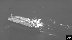 Kapal tanker minyak Niovi berbendera Panama dikelilingi oleh kapal Pengawal Revolusi Iran di Selat Hormuz Rabu, 3 Mei 2023. (Angkatan Laut AS via AP)