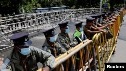 스리랑카 경찰이 16일 수도 콜롬보 시내 의사당 주변에서 경계 근무하고 있다.