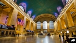 미국 뉴욕 그랜드센트럴역이 신종 코로나바이러스 사태로 여행객이 줄면서 매우 한산한 모습이다.