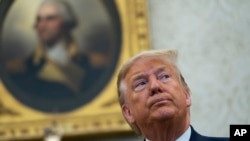 Presiden Donald Trump dalam pertemuan dengan Perdana Menteri Irlandia Leo Varadkar di Kantor Oval Gedung Putih, Kamis, 12 Maret 2020, di Washington. (Foto: AP/Evan Vucci)