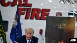 Presiden AS Donald Trump dalam pengarahan mengenai kebakaran hutan dengan pemerintah federal dan pejabat dinas gawat darurat di Bandara Sacramento McClellan, di McClellan Park, California, 14 September 2020. (Foto: AFP)